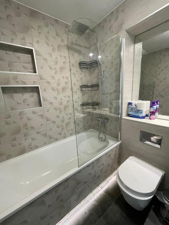 Charming Modern Apartment Near London Heathrow Feltham Екстер'єр фото