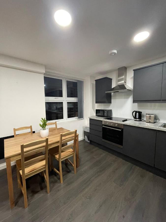 Charming Modern Apartment Near London Heathrow Feltham Екстер'єр фото