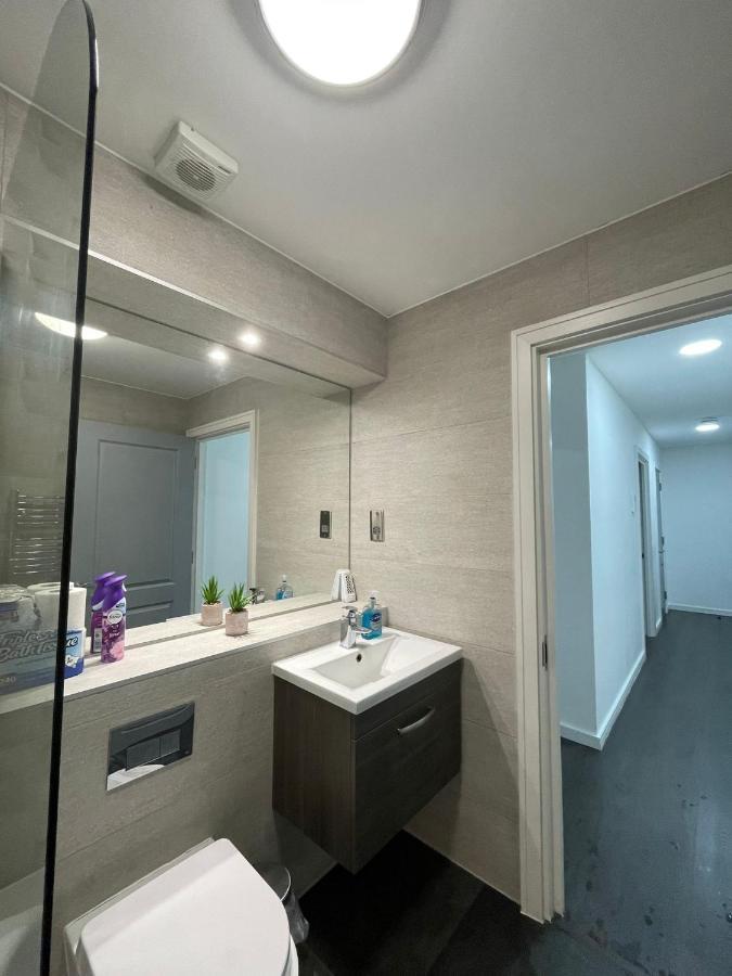 Charming Modern Apartment Near London Heathrow Feltham Екстер'єр фото